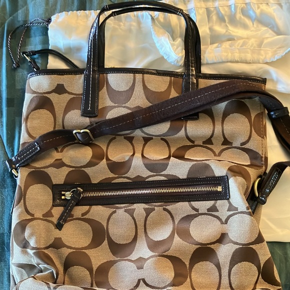 Coach C-pattern tote bag in camel. - Picture 5 of 6